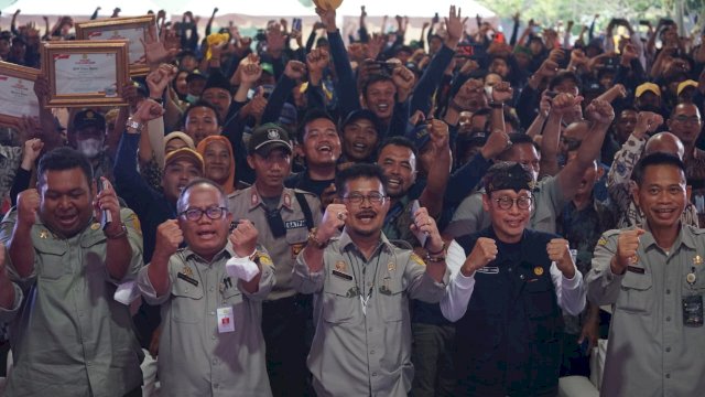 Menteri Pertanian Syahrul Yasin Limpo bersama Para Petani Milenial 