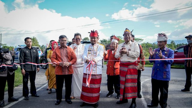 Gubernur Sulawesi Selatan, Andi Sudirman Sulaiman meresmikan ruas Batupapan - Bandara Pongtiku - Batas Toraja Utara