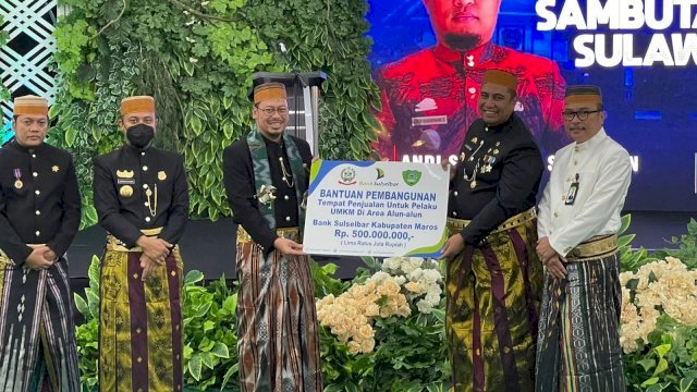 HUT Maros ke-63, Bank Sulselbar Serahkan Bantuan Rp500 Juta untuk UMKM