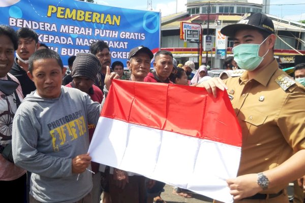 Bupati Pangkep Yusran Bagikan Bendera Merah Putih ke Warga