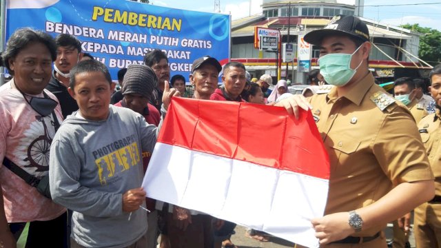 Bupati Pangkep Yusran Bagikan Bendera Merah Putih ke Warga