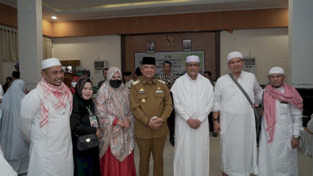 Dengan Rasa Haru, Bupati Basmin Mattayang Sambut Kedatangan Jemaah Haji Kabupaten Luwu