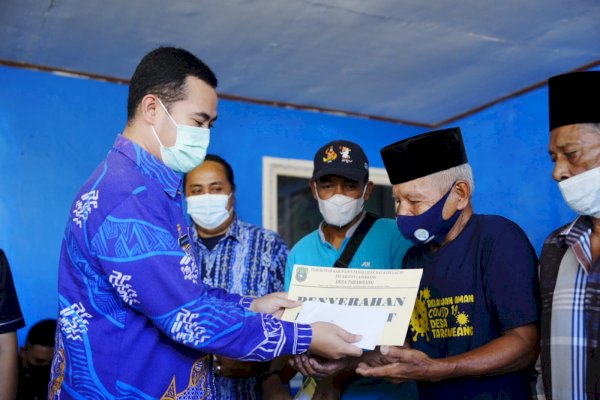 Bupati Yusran Bagikan Bantuan dan Insentif di Desa Taraweang Pangkep