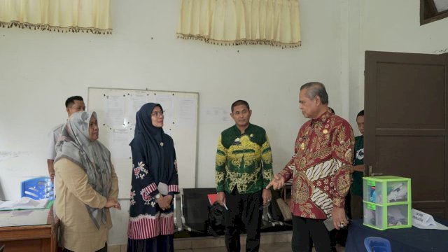 Pastikan Pelayanan Berjalan Baik, Bupati Luwu Basmin Mattayang Sidak Sejumlah OPD