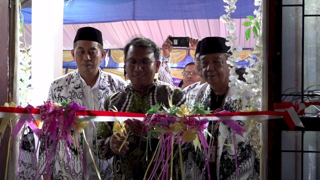 Pemkab Pangkep Hibahkan Gedung Guru.