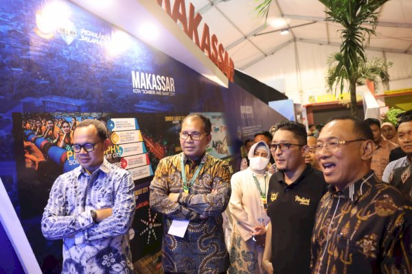 Perpaduan Phinisi dan Rumah Gadang, Bima Arya Sebut Booth Makassar Impresif