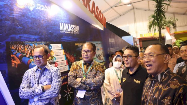 Booth Makassar Ramai Dikunjungi WaliKota.(F-Humas)