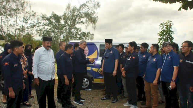 Penyerahan Satu Unit Mobil Ambulans dari Ketua DPW NasDem Sulsel, Rusdi Masse ke Kader di Kabupaten Luwu