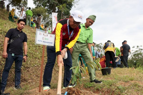 Boyong Pohon Durian, Danny Pomanto Tanam di Kebun APEKSI Padang