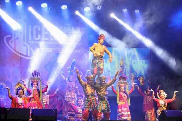 Tari Kalompoanna Parasanganta Dapat “Standing Applause” dari Warga Padang