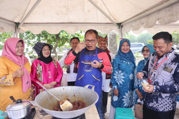 Danny Pomanto Masak Rendang dan Racik Teh Talua di Hari Ke 3 APEKSI Padang