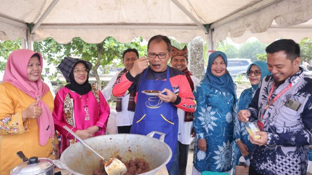 Danny Masak Rendang dan Racik Teh Talua di Hari Ke 3 APEKSI Padang.(F-Humas)