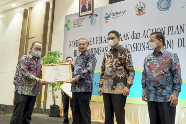 Capai 97,28 Persen Vaksinasi BIAN, Bupati Luwu Basmin Mattayang Terima Penghargaan dari Kemenkes