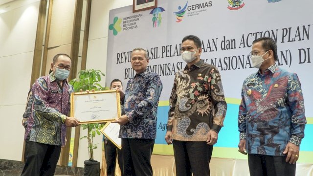 Bupati Luwu Basmin Mattayang Terima Penghargaan dari Kemenkes.
