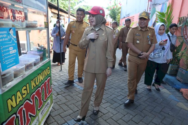 Kunjungi Longwis, Wawali Fatmawati Rusdi Sarapan Nasi Kuning dan Bercekerama dengan Warga