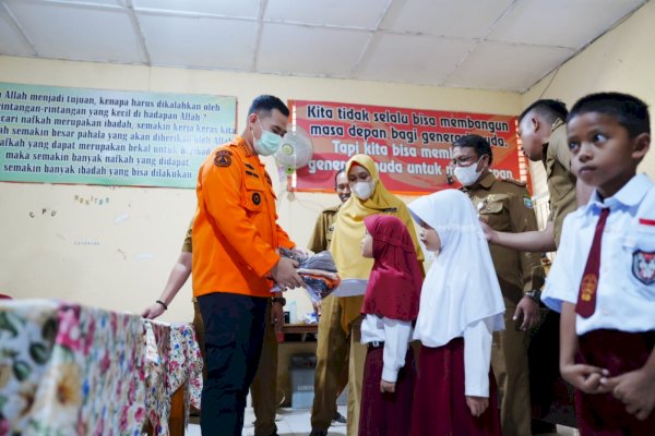 Tunaikan Janji Politik,  Bupati Yusran Bagikan Seragam Sekolah Gratis di Pangkep