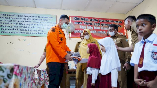 Bupati Yusran Bagikan Seragam Sekolah.