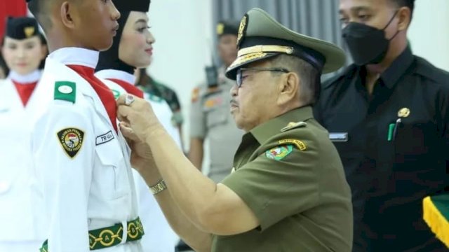 Walikota Judas Kukuhkan Anggota Paskibraka Palopo.