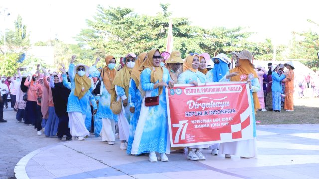 Batik Shiborita dan Produk Daur Ulang Sampah Meriahkan Pawai Semarak Kemerdekaan ke-77 RI di Takalar.