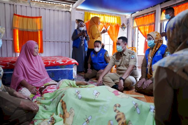 Pastikan Sijagai Berjalan Maksimal, Bupati Pangkep Yusran Besuk Warganya yang Sakit