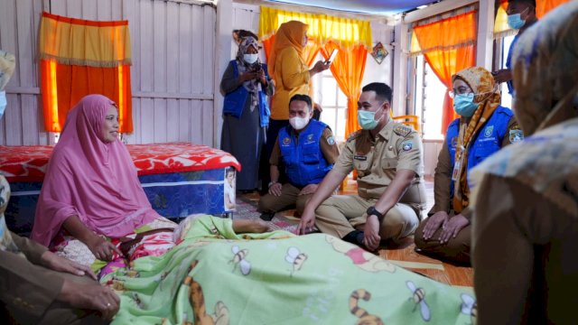 Bupati Pangkep Yusran Besuk Warganya yang Sakit.