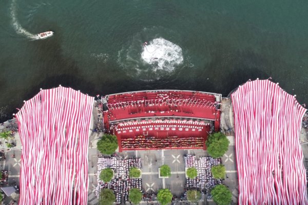 5.005 Meter Bendera Merah Putih Selimuti Anjunga Pantai Losari