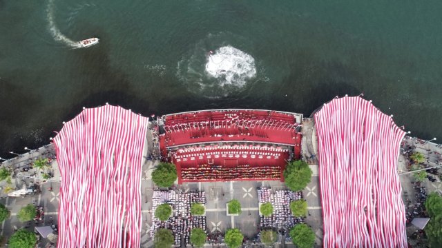 5.005 Meter Bendera Merah Putih Selimuti Anjungan Pantai Losari.(F-HUmas)