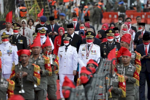 Korsik Satpol PP Makassar Iringi Pengibaran Bendera Merah Putih di Losari