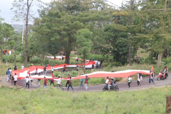 Meriahkan HUT RI, Pemuda Ulu Ere Bawa Bendera Sepanjang 77 Meter