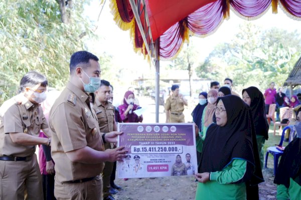 Bupati Yusran Bagikan Bantuan PKH di Desa Kabba Pangkep