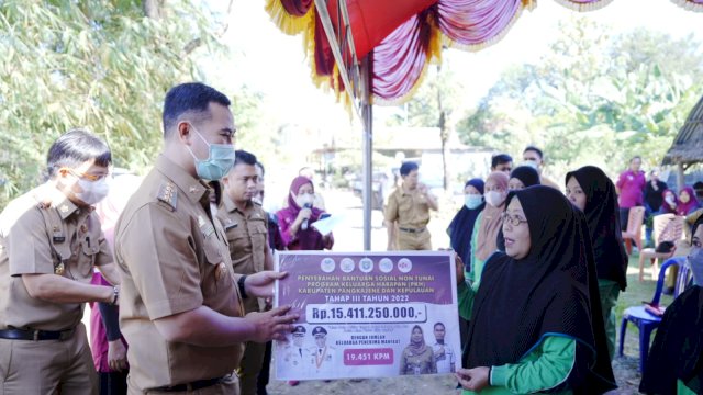 Bupati Yusran Bagikan Bantuan PKH di Desa Kabba Pangkep