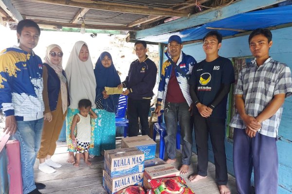 Foto Sumarni Naik Perahu saat SMP di Maros Kembali Viral di Momen HUT RI, Rusdi Masse Langsung Belikan Motor dan Beri Beasiswa Kuliah