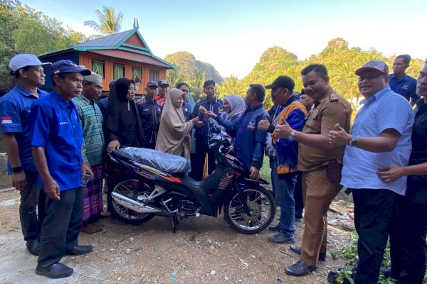 &#8216;Terima Kasih Partai NasDem&#8217; Gadis Maros Sumarni Usai Terima Motor dari Rusdi Masse