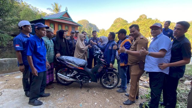 Motor bantuan dari Ketua DPW NasDem Sulsel Rusdi Masse untuk Sumarni