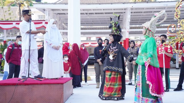 Gubernur Sulsel, Andi Sudirman didampingi Ketua Tim Penggerak PKK Sulsel, Naoemi Octarina melepas peserta jalan sehat Gerakan Sulsel Anti Mager