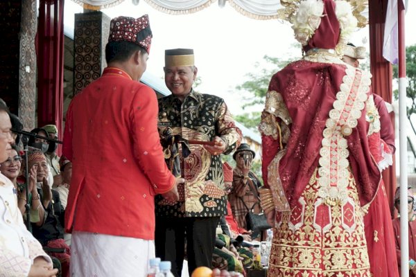 Apresiasi Magical Toraja 2022, Bupati Luwu Basmin Mattayang Serahkan Keris Sapukala Kepada Ketum PMTI