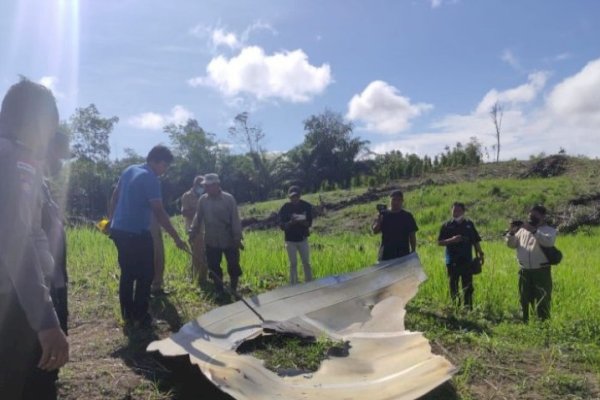 Benda Diduga Serpihan Roket China Jatuh di Ladang Warga Sanggau Kalbar