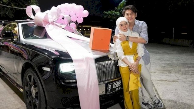 Rizky Billar Beri Hadiah Ulang Tahun Lesti Kejora Rolls Royce .(F-INT)