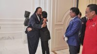 Pelukan Hangat Surya Paloh Sambut Kedatangan Puan di NasDem Tower