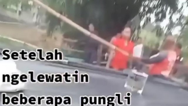 Pungli Modus Buka Tutup Jalan di Jalur Alternatif Puncak Bogor.(F-INT)