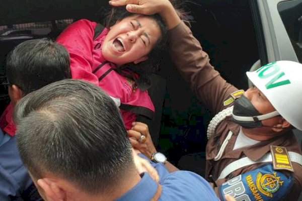 Jadi Tersangka Korupsi Waskita Beton Precast, Hasnaeni ‘Wanita Emas’ Teriak Histeris Saat Ditahan