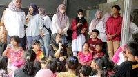 Wawali Makassar Fatmawati Rusdi Beri Trauma Healing Bagi Anak Korban Kebakaran Rappokalling: Saya Bahagia di Tengah Kalian!