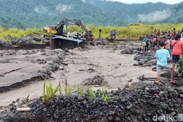 Dua Alat Berat Terjebak Banjir Lahar Hujan Gunung Semeru