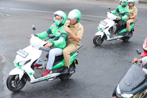 Gunanakan Ojol Grab ke Lokasi Kegiatan, Walikota Danny Terobos Hujan Pakai Motor