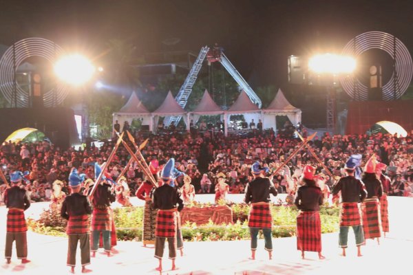 Wali Kota Danny Nonton Langsung Pertunjukan Daeng Mangalle, Inilah Kisah Heroik Anak Makassar