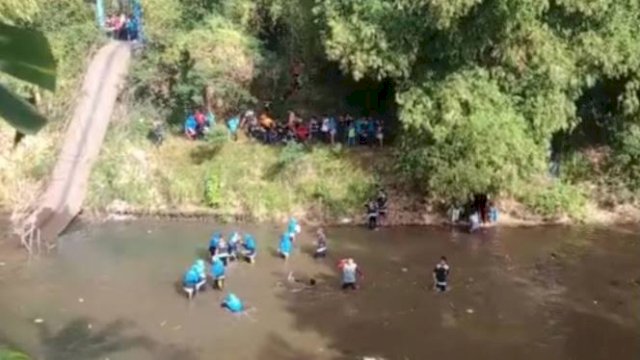 Jembatan Putus, Sejumlah Siswa di Probolinggo Terluka akibat Jatuh ke Sungai