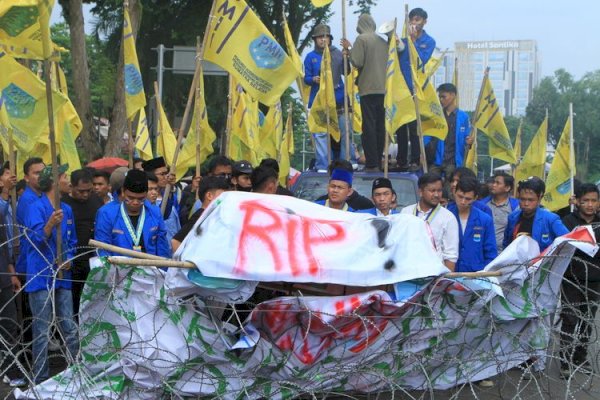 Buruh Demo Tolak Kenaikan Harga BBM, Jokowi: Sampaikan Baik-baik Ya