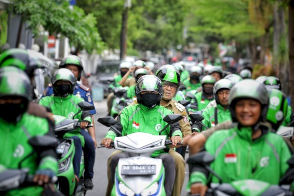 Danny Pomanto Diantar Pakai Motor Listrik ke Balai Kota Saat Ojol Day
