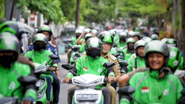 Danny Pomanto Diantar Pakai Motor Listrik ke Balai Kota Saat Ojol Day