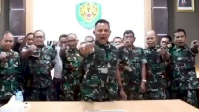 Viral Video Perwira TNI Gebrak Meja Ngamuk Marahi Effendi Simbolon : &#8216;Darah Kami Mendidih&#8217;